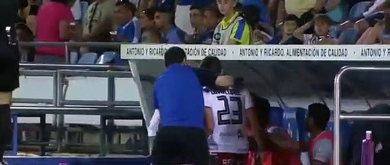 Teknik direktör kendi oyuncusuna böyle kafa attı!