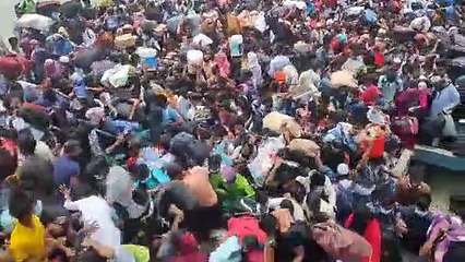 ঈদে ঘরমুখো মানুষ। মানে না কোনো করোনার  বিধি নিষেধ।