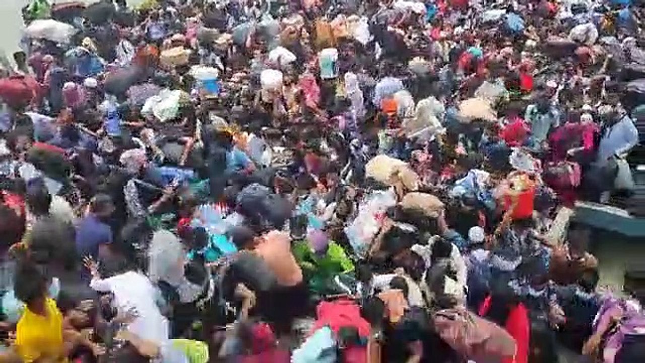 ঈদে ঘরমুখো মানুষ। মানে না কোনো করোনার  বিধি নিষেধ।