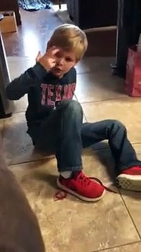 Cet enfant a une astuce incroyable pour faire ses lacets