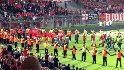 Football- Nîmes monte en ligue 1. La fête des joueurs après le match