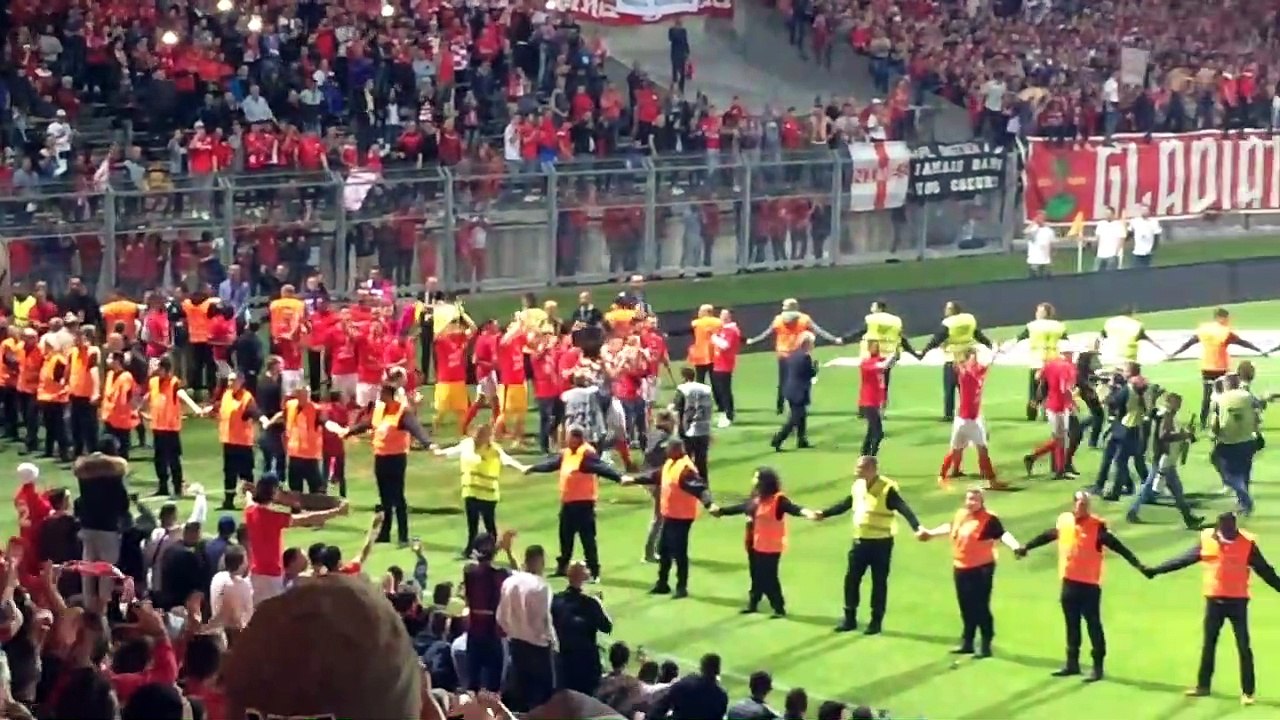 Football- Nîmes monte en ligue 1. La fête des joueurs après le match