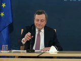 Pavone disturba la conferenza stampa, siparietto di Draghi