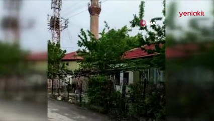 Fırtına minarenin kubbesini devirdi