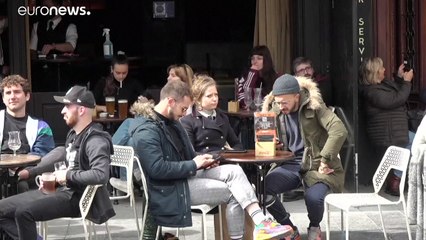 شاهد: البلجيكيون يعودون إلى المقاهي والحانات بعد 7 أشهر من الإغلاق