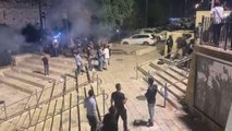KUDÜS -İsrail polisi Doğu Kudüs'ün Şam Kapısı'nda Filistinlilere Toma ile müdahale etti (5)