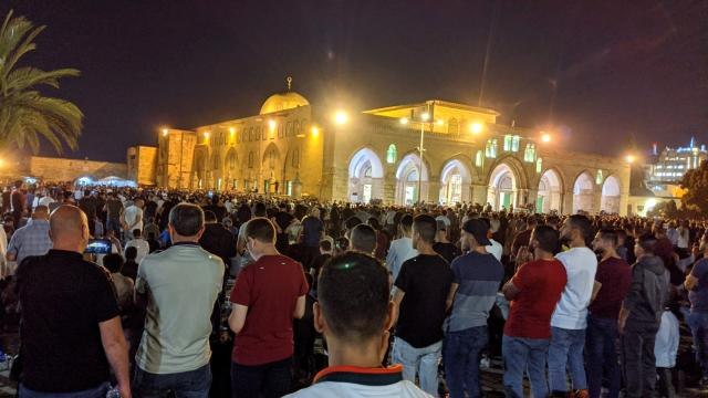 - Binlerce Filistinli Kadir Gecesi'nde teravih namazı için Mescid-i Aksa'ya akın etti