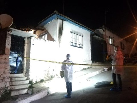 Son dakika haber... İzmir'de molotof atıldığı ileri sürülen müstakil evde yangın çıktı