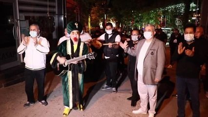 İzmirli sanatçılar vatandaşları orkestra eşliğinde sahura kaldırdı