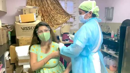 Debina Bonnerjee ने लगवाई कोरोना की पहली डोस, दिया ये मैसेज | FilmiBeat