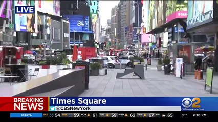 Скачать видео: New-York : Une fusillade a éclaté cette nuit en plein Times Square touchant au hasard trois passants : deux femmes et un enfant de quatre ans