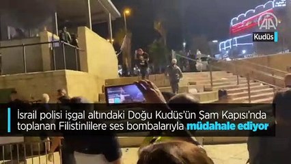 İsrail polisi işgal altındaki Doğu Kudüs'ün Şam Kapısı'nda toplanan Filistinlilere ses bombalarıyla müdahale ediyor