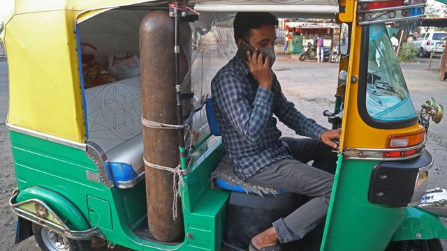 Rickshaw ‘ambulance’ offers free oxygen to India’s COVID patients