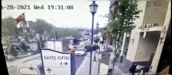 İstanbul'da lüks sitede kazma ve silahlı kavga kamerada