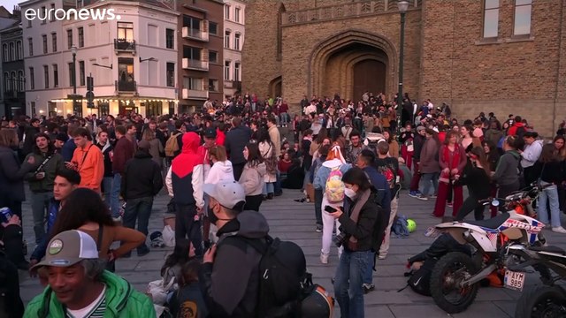 Belçika'da gençler, kısıtlamaların kalkmasıyla barlara ve kafelere akın etti