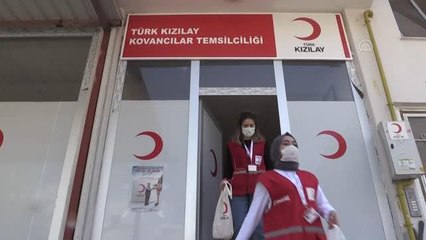 Kızılay gönüllüleri, Anneler Günü'nde yalnız yaşayan Hatice ninenin yüzünü güldürdü
