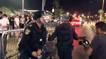 Gerusalemme, notte di preghiera e di scontri