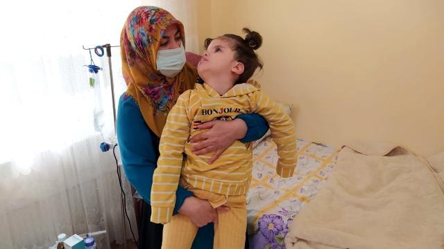 Fedakar anne ömrünü engelli kızına adadı