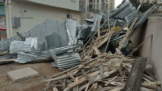 Sivas’ta fırtına ağaçları kökünden söktü