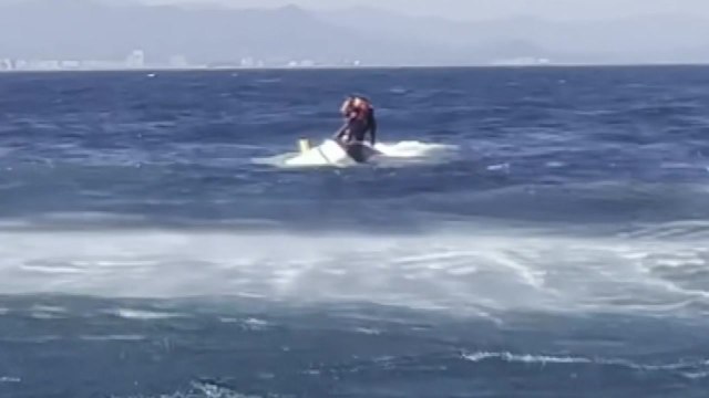 강원도 양양 앞바다서 3톤 어선 전복...1명 사망·2명 구조 / YTN