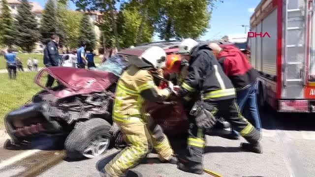 HIZINI ALAMAYIP POLİS NOKTASINDA BEKLEYEN ARAÇLARA ÇARPTI, AĞIR YARALANDI