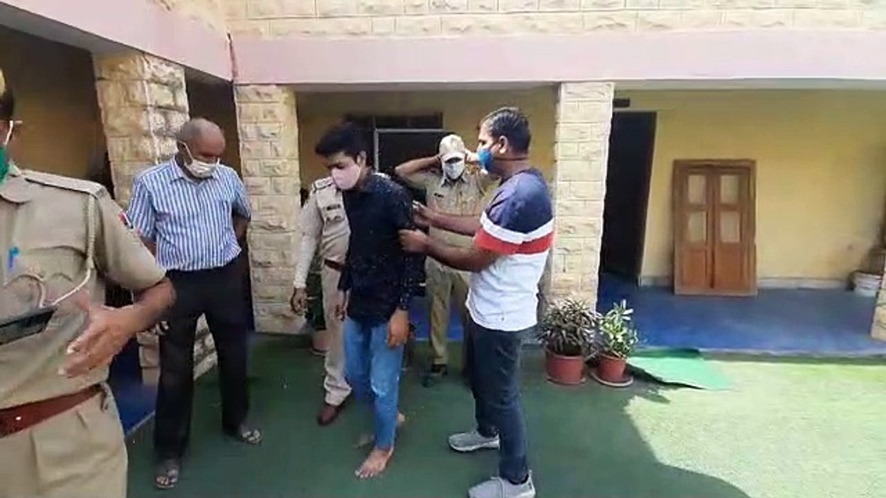 रेमडेसिवर का इंजेक्शन 28 हजार में बेचने की फिरा...