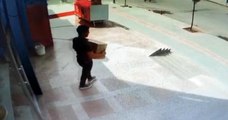 Tam kapanmayı fırsat bilen hırsız iş yeri önündeki paketi çalıp kayıplara karıştı
