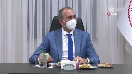 Son dakika: Bakan Gül, havalimanı adliyesinde nöbet tutan yargı mensubu ve personelle sahur yaptı