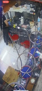 FATİH'TE CEP TELEFONU ÇALAN ŞÜPHELİYİ GECE BEKÇİLERİ YAKALADI