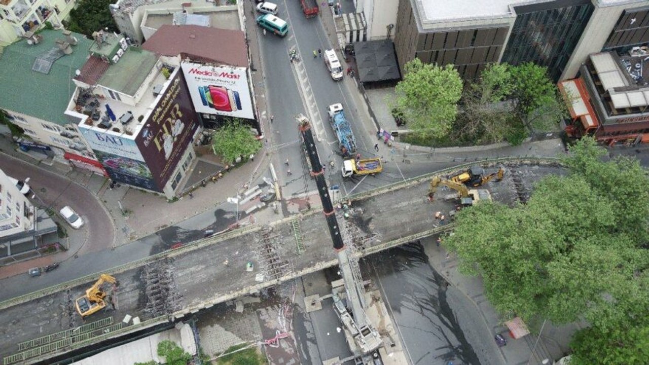 Beşiktaş Meydan’ında bulunan üst geçit kaldırıldı