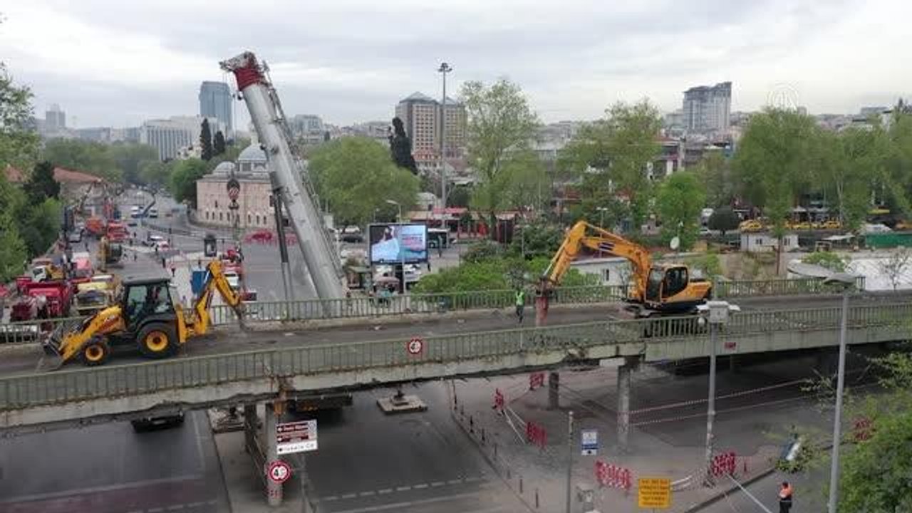 İBB meydan düzenlemesi kapsamında Beşiktaş sahildeki köprüyü yıkıyor