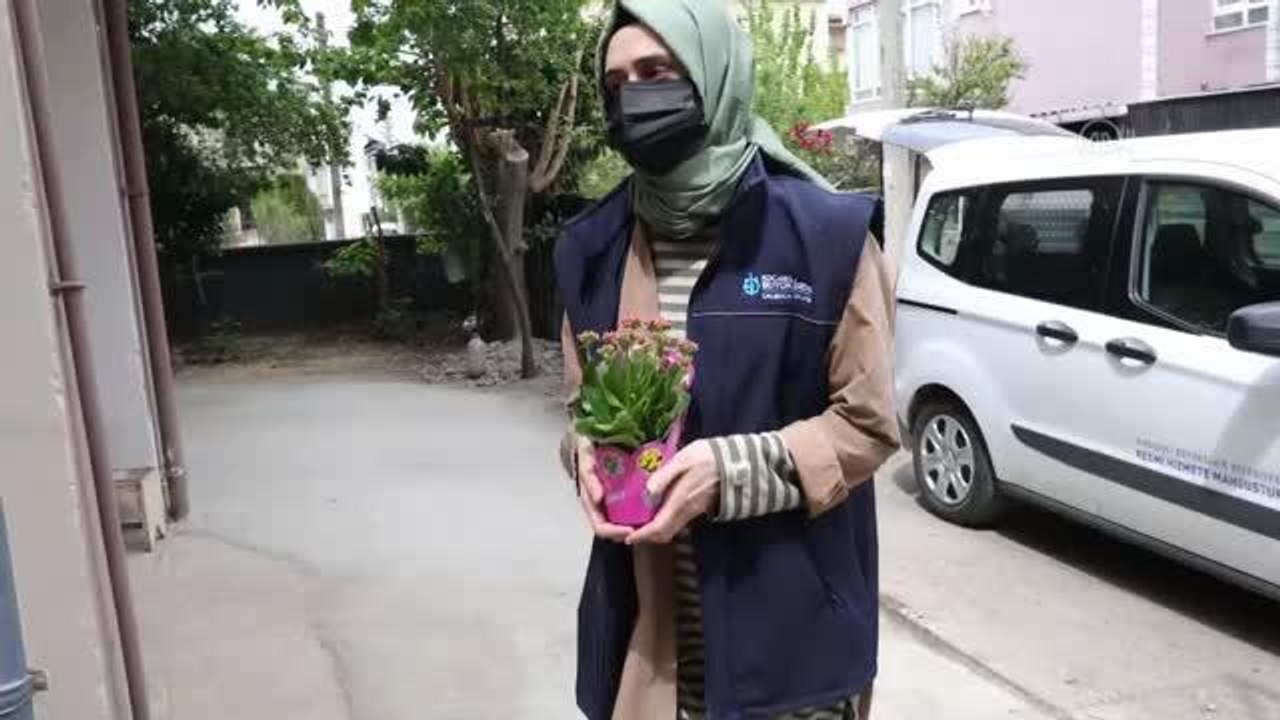 Salgın nedeniyle memleketlerine gelemeyen üniversite öğrencilerinden annelerine çiçek sürprizi