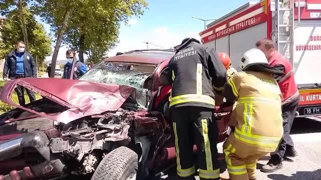 Orhangazi'de polis uygulama noktasında 2 araca çarpan otomobilin sürücüsü yaralandı
