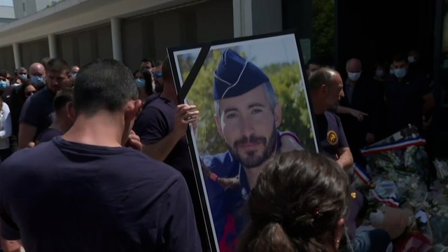 Hommage au policier tué : une foule rassemblée devant le commissariat d’Avignon