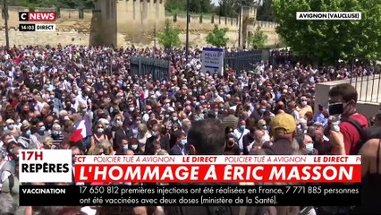 Download Video: Policier abattu à Avignon - Les images bouleversantes des milliers de personnes venues rendre hommage à Eric Masson cet après-midi