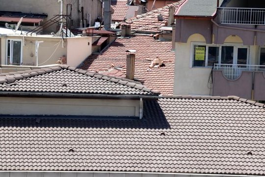 Çıplak vaziyette çatıya çıktı, itfaiye ve polis alarma geçti