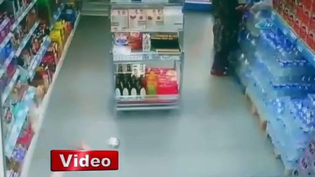 Depremi umursamayan teyze sosyal medyanın gündemine oturdu