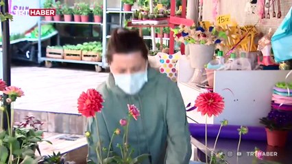 Çiçeğini alan annesine koştu