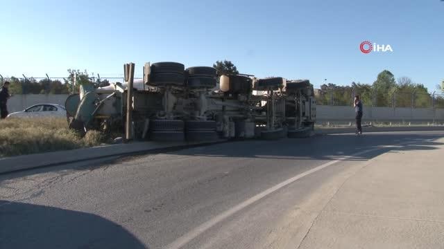 Beton yüklü mikser virajı alamayıp yola devrildi