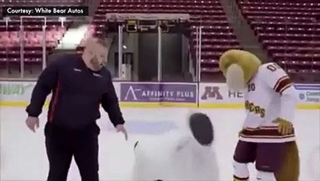 Un homme en mascotte glisse sans arrêt sur la glace lors d'une pub