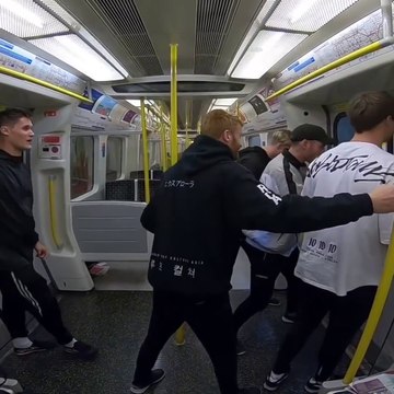 Des jeunes rattrapent le métro londonien avec leur technique de parkour
