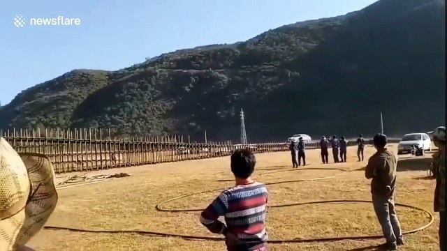 Ce cascadeur fait un saut de 76 mètres de long en voiture