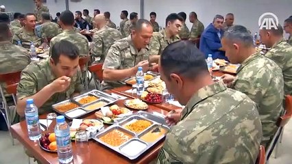 Bakan Dağlıca'daki askerlerle sahur yaptı