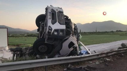 Son dakika haberi | Kontrolden çıkan tır önce bariyerlere sonra elektrik direğine çarpıp devrildi: 2 ölü