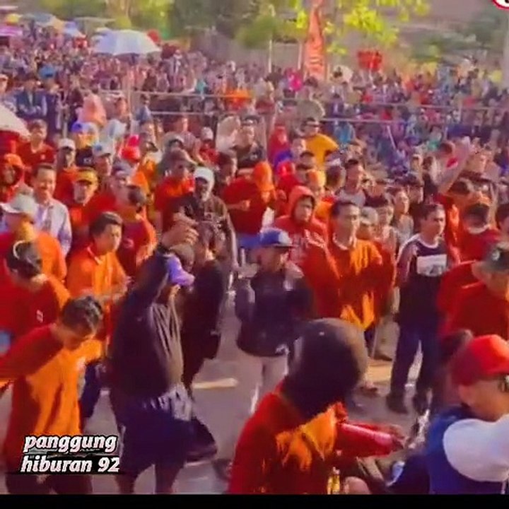 Rena Ngerjain Teman Duetnya Di depan Istrinya