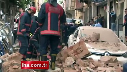 Fatih'te metruk bina çöktü