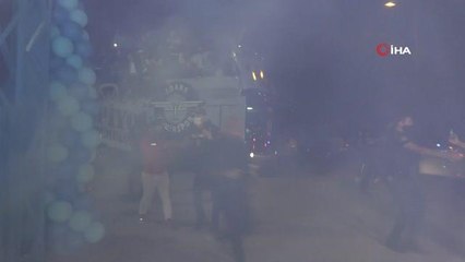 Adana Demirspor, tesislerde havai fişek gösterisi ve konfetilerle karşılandı