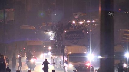 Adana Demirsporlu oyuncular, şehirde tur atarak şampiyonluğu kutladı