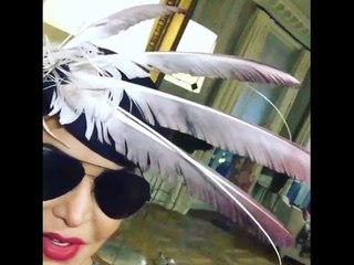 فيديو: أحلام على راسها ريشة