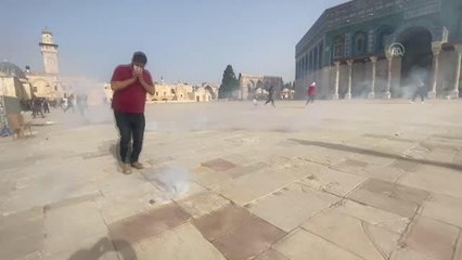 İsrail polisi, işgal altındaki Mescid-i Aksa'da baskınları önlemek için nöbet tutan Filistinlilere müdahale ediyor (2)